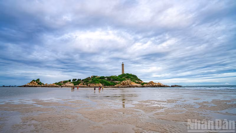 This low-tide phenomenon is one of nature’s most remarkable spectacles. Not everyone who visits Ke Ga has the opportunity to witness or walk along this ephemeral pathway, which appears and disappears with the tides.