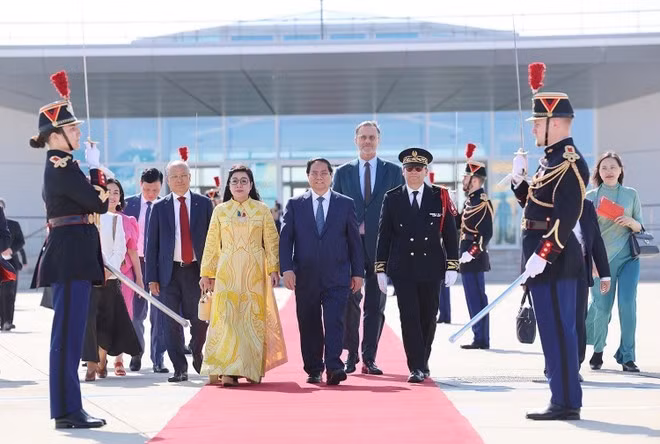 PM Chinh, his spouse and the high-ranking Vietnamese delegation then leave for an official visit to Sweden from June 11 to 14. (Photo: VNA)