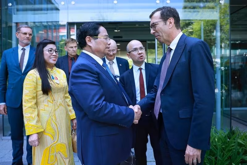 PM Pham Minh Chinh visits the French National Railway Company (SNCF) in Paris on June 11. (Photo: VNA)