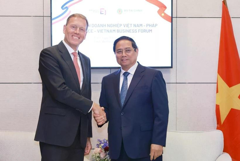Prime Minister Pham Minh Chinh (R) and Wouter van Wersch, Executive Vice President International of Airbus (Photo: VNA)
