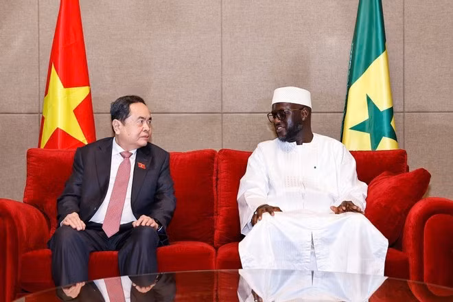 Vietnamese National Assembly Chairman Tran Thanh Man (L) has a brief meeting with Senegalese National Assembly President El Malick Ndiaye. (Photo: VNA)