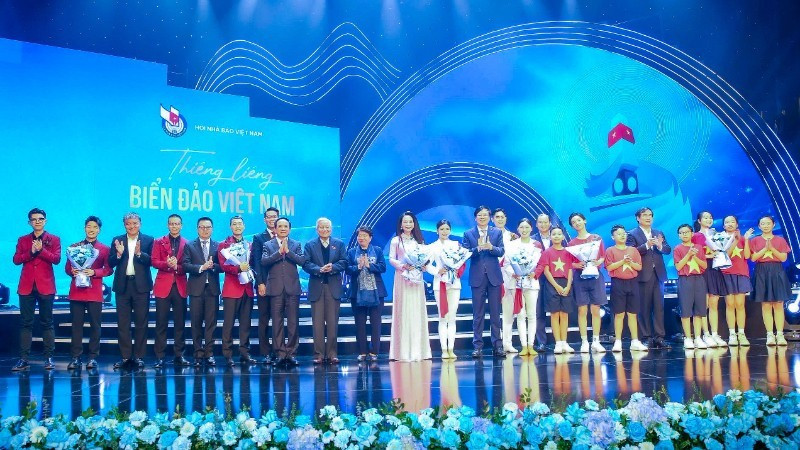 Delegates and artists at the art programme (Photo: Son Hai).