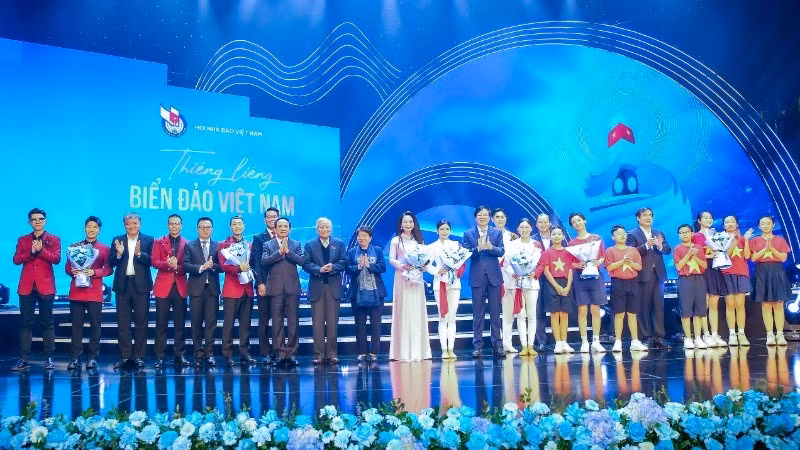 Delegates and artists at the art programme (Photo: Son Hai).