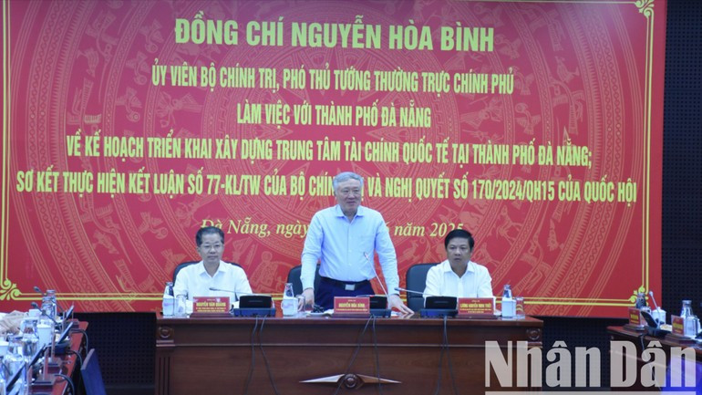 Deputy PM Nguyen Hoa Binh speaks at the working session with Da Nang leaders. (Photo: Anh Dao)