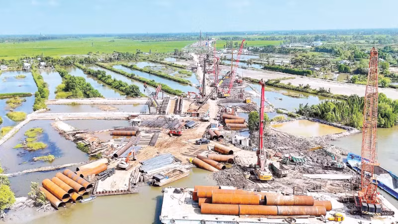 Thanks to strong public support, site clearance for the Ca Mau-Dat Mui Expressway has been completed, allowing construction to proceed at a faster pace.