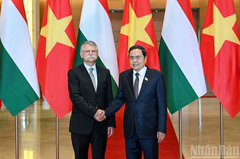 National Assembly Chairman Tran Thanh Man (right) and Speaker of the Hungarian National Assembly Kover Laszlo in Ha Noi on October 20, 2025 (Photo: Duy Linh)