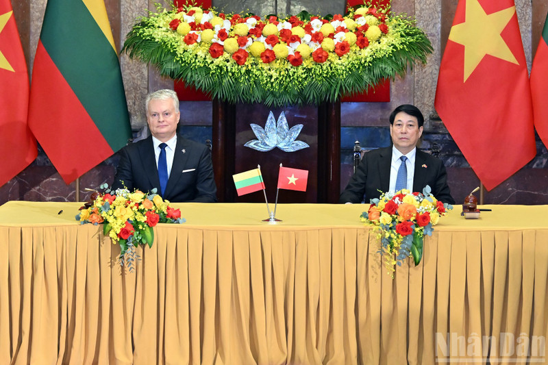 President Luong Cuong and Lithuanian President Gitanas Nauseda at the signing ceremony.