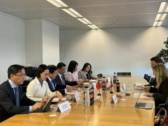 The Vietnamese delegation and representatives of Switzerland discuss key issues during the 19th round of negotiations for the Free Trade Agreement (FTA) between Viet Nam and the European Free Trade Association. (Photo: VNA)