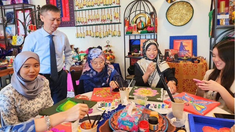 Dr Tran Trong Nghia and Bruneian students at the event.