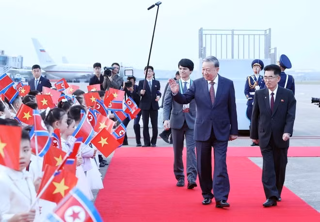Children of the DPRK wave flags to welcome Party General Secretary To Lam at Pyongyang International Airport. (Photo: VNA)