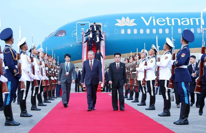 Party General Secretary To Lam is welcomed at Pyongyang International Airport on October 9 morning. (Photo: VNA) 