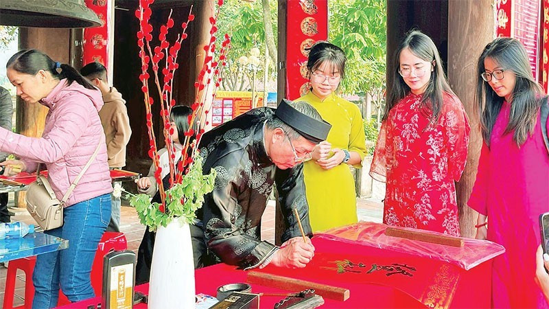 Calligraphy demonstration at the Mao Dien Temple of Literature.