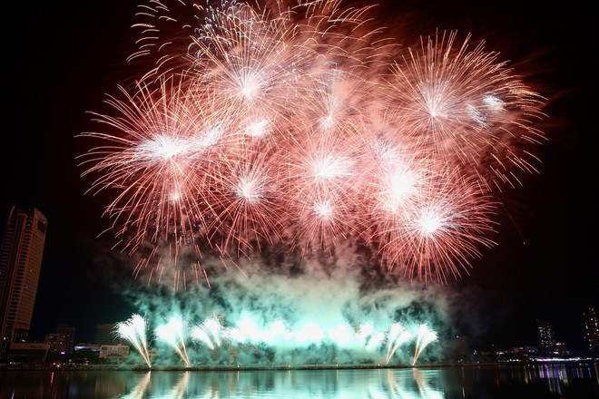 The performance of the Finland team at the opening ceremony of the Da Nang International Fireworks Festival (DIFF) 2025 (Photo: VNA)