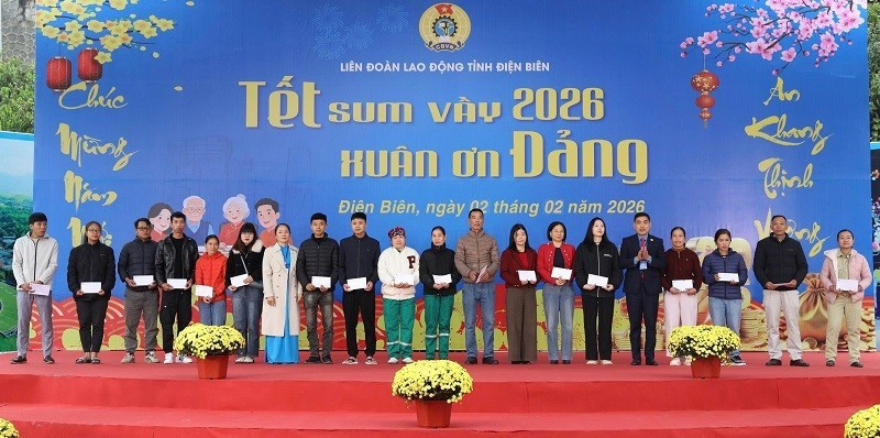 Leaders of the Dien Bien Labour Union present gifts to union members, workers and employees.
