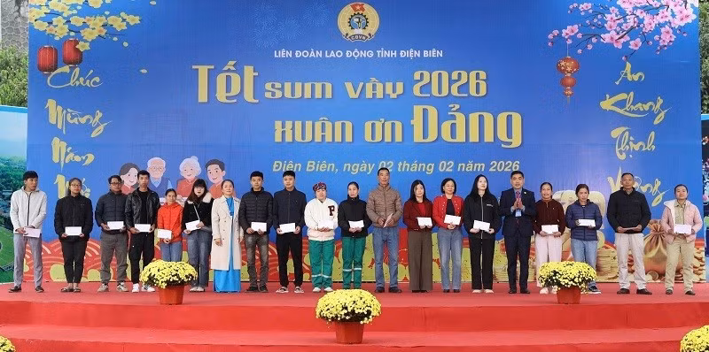 Leaders of the Dien Bien Labour Union present gifts to union members, workers and employees.