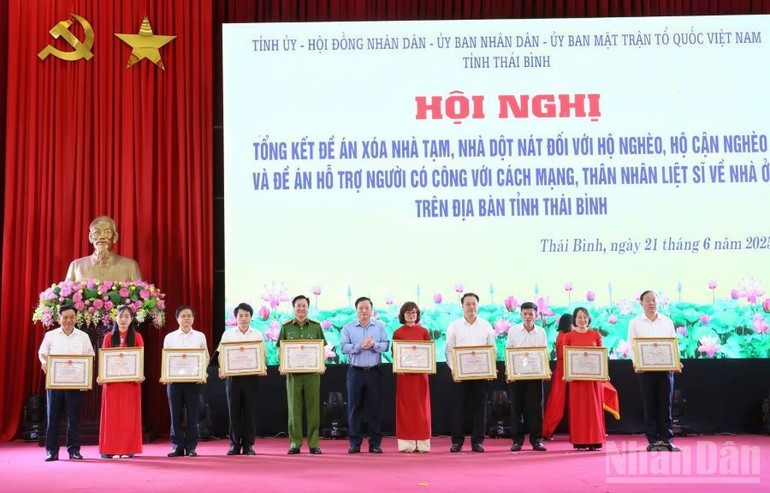 THe conference reviewing the programme to eliminate temporary and dilapidated housing for poor households in Thai Binh Province.