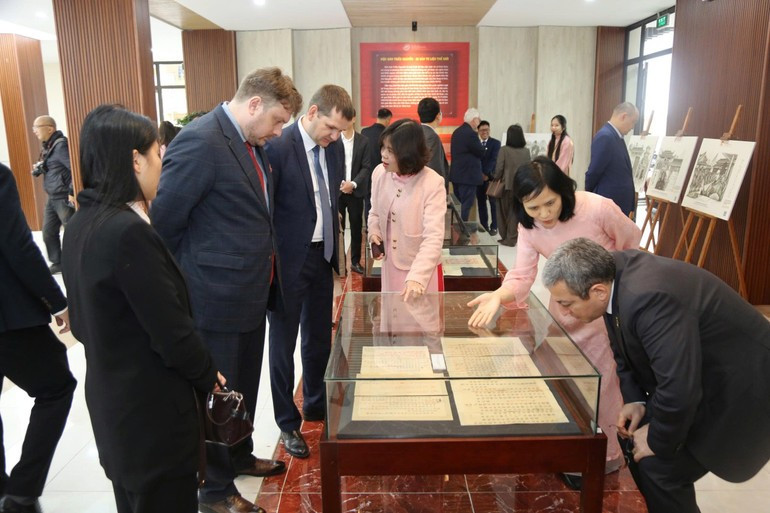 Foreign visitors at the exhibition space.