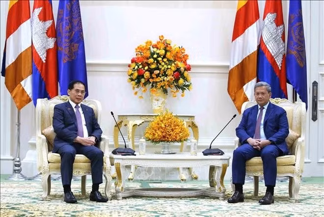 Deputy Prime Minister Bui Thanh Son makes a courtesy call on Cambodian Prime Minister Samdech Thipadei Hun Manet on November 28, 2025. (Photo: VNA)