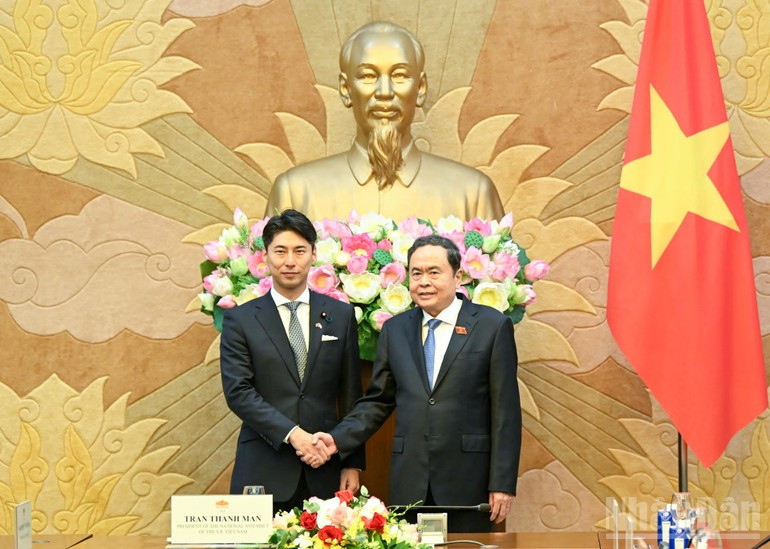 National Assembly Chairman Tran Thanh Man and Director of the Youth Division of Japan’s Liberal Democratic Party (LDP) Nakasone Yasutaka. (Photo: Duy Linh) 