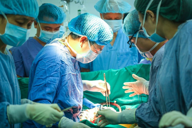 The medical team performs the domino multi-organ transplant at Viet Duc University Hospital on March 13, 2026. (Photo: VNA) 