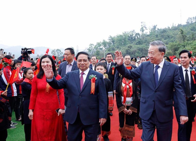 Students welcome Party General Secretary To Lam and Prime Minister Pham Minh Chinh to the ceremony. (Photo: VNA)