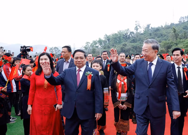 Students welcome Party General Secretary To Lam and Prime Minister Pham Minh Chinh to the ceremony. (Photo: VNA)