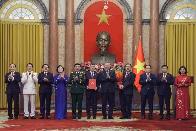 Party General Secretary and State President To Lam presents appointment decisions for members of the Government for the 2026–2031 term. (Photo: Nam Anh)
