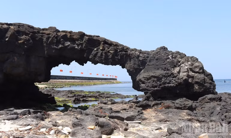 To Vo Gate, a unique natural masterpiece on Ly Son Island.