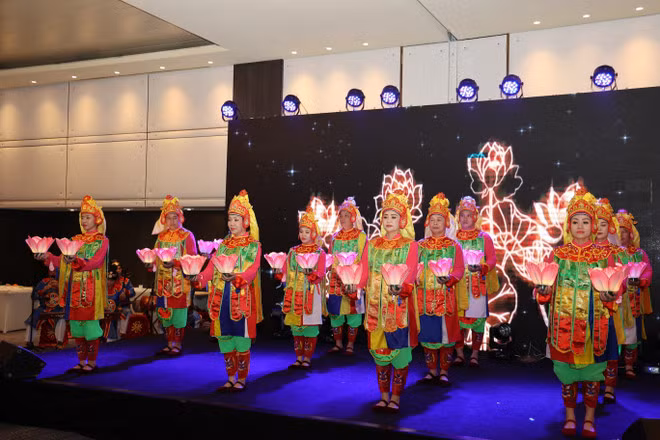 Hue royal music captivates Swiss audience ảnh 1