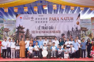 Organisers and athletes pose for a commemorative photo with winners of the Para Natuh Journalism Awards “The Voice of Inclusion”.