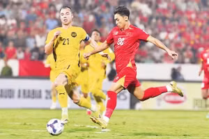 The Vietnamese national football team (in red) secured a 3–1 victory over Malaysia. (Photo: TRAN HAI)