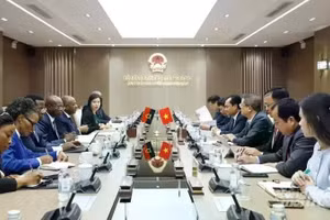 Vietnamese Minister of Agriculture and Environment Trinh Viet Hung holds talks with Angolan Minister of Agriculture and Forestry Isaac Francisco Maria dos Anjos. (Photo: nhandan.vn)