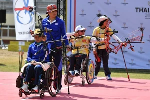 Athletes Bien Thi Chung and Huynh Thi Hanh won a silver medal in the women's doubles archery final at the 13th ASEAN Para Games. (Photo: NDO)