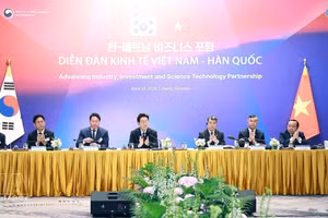 Vietnamese Prime Minister Le Minh Hung and Korean President Lee Jae Myung at a roundtable on Viet Nam–RoK economic, trade and investment cooperation on April 23, 2026. (Photo: VNA)