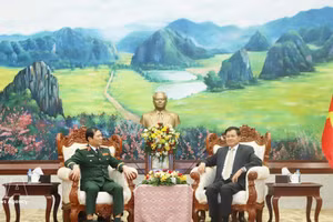 General Secretary of the Lao People's Revolutionary Party (LPRP) Central Committee and President of Laos Thongloun Sisoulith (right) receives General Nguyen Tan Cuong, Chief of the General Staff of the Vietnam People’s Army and Deputy Minister of National Defence, on April 22. (Photo: VNA)