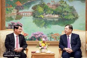 Standing Deputy Prime Minister Pham Gia Tuc (R) receives Athsaphangthong Siphandone, member of the Lao People’s Revolutionary Party Central Committee, Secretary of the Vientiane Party Committee and Chairman of the municipal People’s Council, on May 12, 2026. (Photo: VNA)