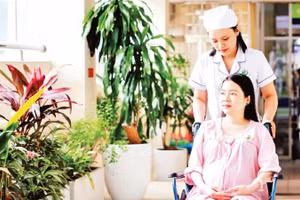Nurses care for pregnant women at Ha Noi Obstetrics and Gynaecology Hospital. (Photo: HONG VAN)