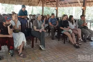 Foreign tourists visit the Cu Chi Tunnels historical site. (Photo: Linh Bao)