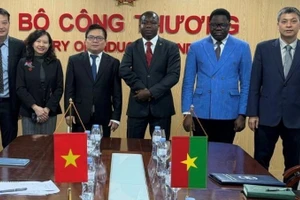Deputy Minister Truong Thanh Hoai and leaders of units under the ministry and the working delegation of the Embassy of Burkina Faso to China, concurrently accredited to Viet Nam. (Photo: NDO)