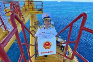 Officers and soldiers of the 2nd Naval Region carry ballot boxes to the offshore platform in preparation for the election. (Photo: NDO)