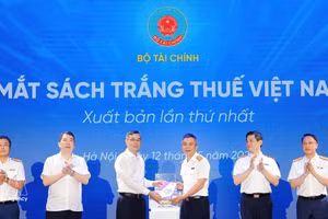 Minister of Finance Ngo Van Tuan (third from left) presents the White Book on Viet Nam Taxation 2026 to Director the Tax Department Mai Xuan Thanh at the launch in Ha Noi on May 12. (Photo: VNA)