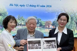 A representative of the family of Trinh Hai presents photos to the President Ho Chi Minh Relic Site on March 12. (Photo: VNA)