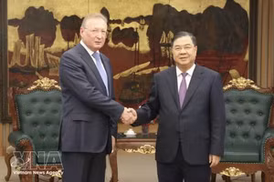 Permanent Deputy Prime Minister Pham Gia Tuc (R) receives Zarubezhneft General Director Sergey Kudryashov in Ha Noi on May 27. (Photo: VNA)