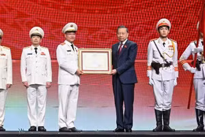 General Secretary and President Lam awards the Gold Star Order to the People's Security Force (Photo: nhandan.vn)
