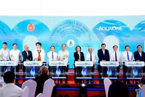 The opening ceremony of the Hoa Binh - Xuan Mai clean water plant. (Photo: hanoimoi.vn)