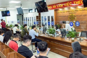 Citizens carry out administrative procedures at the Public Administrative Service Centre - Branch No. 3 - Dong Da Ward, Ha Noi. (Photo: nhandan.vn)