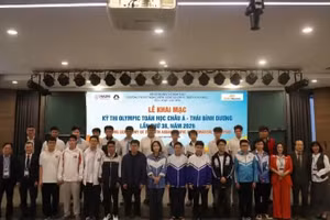 The Organising Committee and the Vietnamese student delegation participating in the APMO 2026 exam (Photo: VIASM)