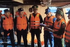 Representatives of the Hai Phong City Border Guard Command and the China Coast Guard reach agreement on the record of the handover of two fishing vessels and ten Chinese fishermen rescued in the Gulf of Tonkin. (Photo published by VNA)
