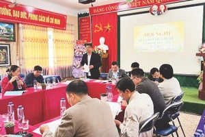 The conference to sign the emulation commitment among high schools for the 2025–2026 academic year at Muong Cha High School in Dien Bien Province.