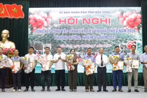 Leaders of the Bac Ninh Provincial People's Committee present certificates recognising outstanding lychee orchards at the 2026 Lychee Production and Consumption Review Conference. (Photo: NDO)